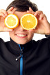 Foto: Junge mit Orangen Schale Junge mit Orangen Schale