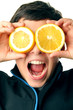 Foto: Junge mit Orangen Schale Junge mit Orangen Schale