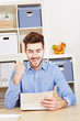 Foto: Jubelnder Mann liest Brief Jubelnder Mann liest Brief