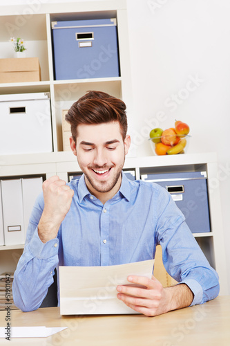 Photo: Jubelnder Mann liest Brief Jubelnder Mann liest Brief