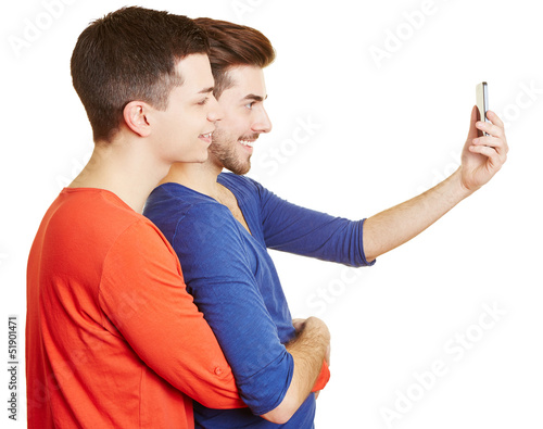Photo: Schwules Paar macht Fotos mit dem Smartphone Schwules Paar macht Fotos mit dem Smartphone