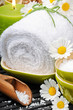 Foto: Spa setting with towel and sea salt Spa setting with towel and sea salt