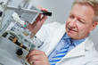 Foto: Optician drilling glasses in workshop Optician drilling glasses in workshop