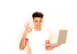 Foto: junger Mann mit Laptop junger Mann mit Laptop