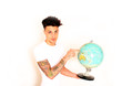 Foto: junger Mann mit Globus junger Mann mit Globus