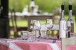 Table de restaurant pour deux sur terrasse