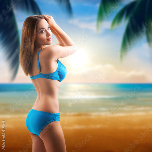 Photo: attraktive junge Frau im Bikini am Strand attraktive junge Frau im Bikini am Strand