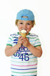 Kleiner Junge mit Eis
