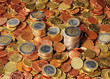 1 Euro und 2 Euromünzen gestapelt und weitere Euromünzen