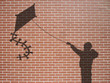 ombre d'enfant avec cerf-volant sur mur neuf