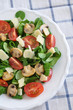 Salat mit gebratenen Champignons, Tomaten und Parmesan