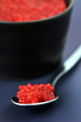 Une cuiller d'oeufs de lump rouges