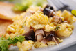 uova strapazzate con funghi di muschio