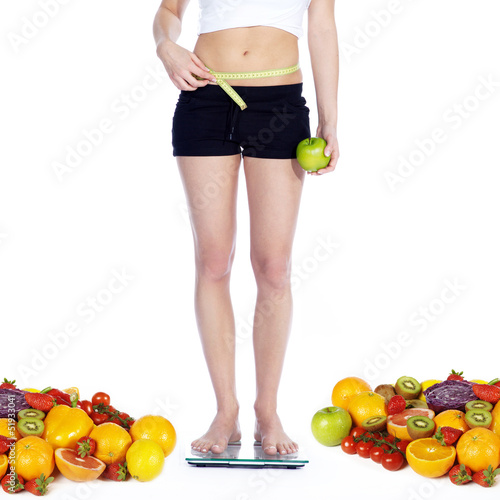 Photo: Gemüse und Obst hält schlank und fit, Frau auf Waage Gemüse und Obst hält schlank und fit, Frau auf Waage