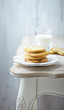 Foto: Pistachio cookies and a glass of milk Pistachio cookies and a glass of milk