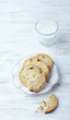 Foto: Pistachio cookies and a glass of milk Pistachio cookies and a glass of milk