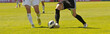 Jugadores de fútbol jugando el balón