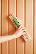 frau dreht sanduhr in der sauna
