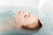 Foto: schöne frau entspannt im spa schöne frau entspannt im spa