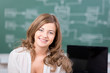 Foto: schülerin in der klasse schülerin in der klasse
