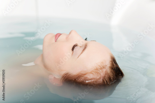 Photo: schöne frau entspannt im spa schöne frau entspannt im spa