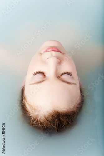 Photo: frau entspannt im spa frau entspannt im spa