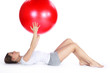 Junge Frau beim Sport am Boden liegend mit Ball