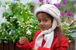 Foto: enfant offre des fleurs a sa maman enfant offre des fleurs a sa maman
