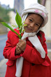 Foto: enfant offre des fleurs a sa maman enfant offre des fleurs a sa maman