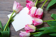 Photo: lettera bianca con tulipani lettera bianca con tulipani