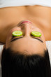 Foto: Asian woman getting a facial treatment in spa Asian woman getting a facial treatment in spa