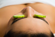 Foto: Asian woman getting a facial treatment in spa Asian woman getting a facial treatment in spa