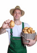 Gärtne präsentiert seine Kartoffeln