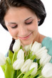 Foto: Smiling woman holding bouquet of white tulips Smiling woman holding bouquet of white tulips