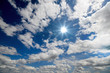 Sommerlicher Himmel mit Sonne und Wolken