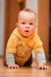 staunendes Baby beim krabbeln