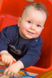 grinsendes Baby sitzt in Kiste