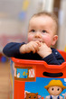 staunendes Baby sitz in einer Kiste
