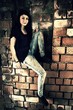 femme assis en mur