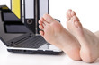Foto: Bare feet on the desk Bare feet on the desk