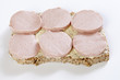 Brotscheibe mit Fleischwurstscheiben