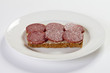 Teller Brotscheibe und Dauerwurstscheiben