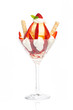 Foto: sundae with vanilla ice cream and strawberries sundae with vanilla ice cream and strawberries
