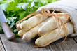 Foto: Frischer weißer Spargel in einem Leinentuch Frischer weißer Spargel in einem Leinentuch