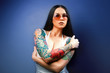 Foto: Beautiful girl with stylish make-up and tattooed arms.. Beautiful girl with stylish make-up and tattooed arms..