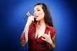Foto: Photo of beautiful girl with tattoos and tattoo machine. Photo of beautiful girl with tattoos and tattoo machine.