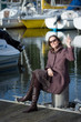 saluer assise sur le port