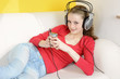 Photo: Teenager hört Musik über Kopfhörer Teenager hört Musik über Kopfhörer
