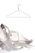 Blusa y percha sobre fondo blanco