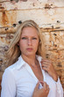 Foto: blonde woman posing in from of shipwreck blonde woman posing in from of shipwreck